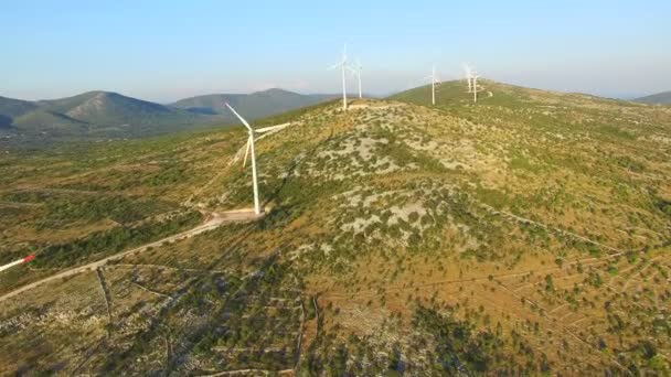 Turbiny wiatrowe na zielonych wzgórzach słoneczny — Wideo stockowe