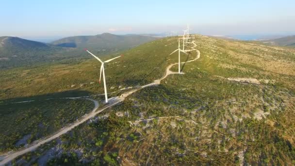 Aerogeneradores en verdes colinas soleadas — Vídeos de Stock