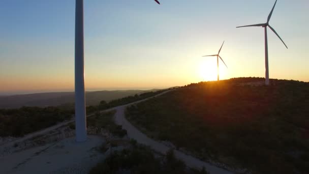 Witte windmolens op de zonsondergang — Stockvideo