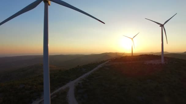 Molinos de viento blancos al atardecer — Vídeos de Stock