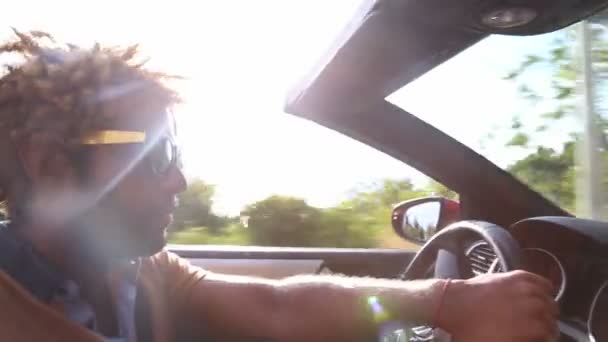 Homme conduisant une voiture convertible — Video