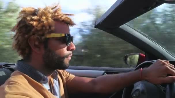 Hombre conduciendo coche descapotable — Vídeos de Stock