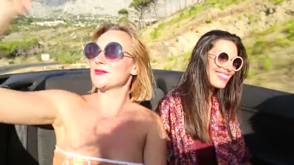 Arkadaşlar Cabrio arka koltuğunda sürme — Stok video