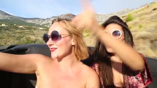 Amici in sella al sedile posteriore della cabriolet — Video Stock