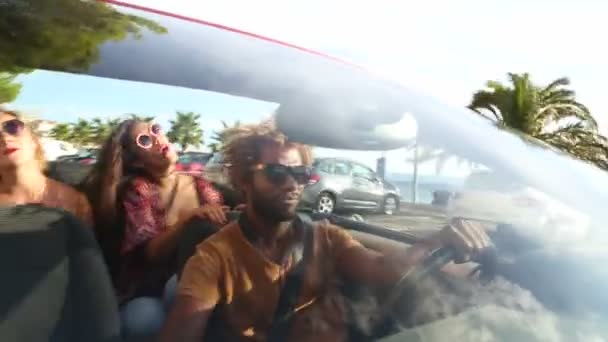 Üstü açık arabayla eğleniyor insanlar — Stok video