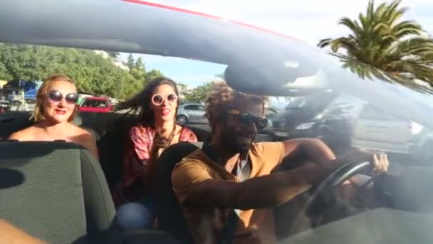 Üstü açık arabayla eğleniyor insanlar — Stok video