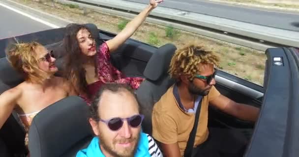 Mensen plezier rijden in een cabrio — Stockvideo