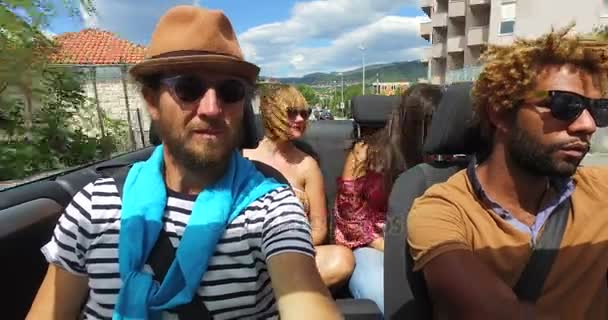 Lidé, které baví jízda v kabriolet — Stock video