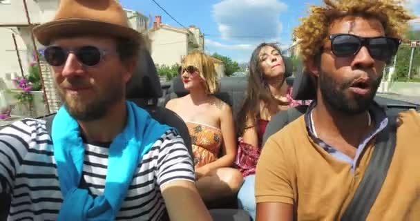 Люди наслаждаются поездкой в кабриолете — стоковое видео