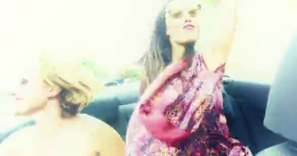 Mulheres festejando no banco de trás do cabriolet — Vídeo de Stock
