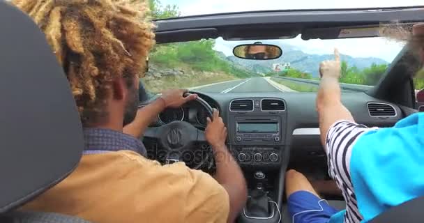 Freunde fahren im Cabrio — Stockvideo