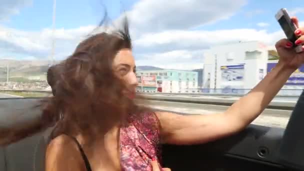 Morena tomando selfie en convertible — Vídeos de Stock