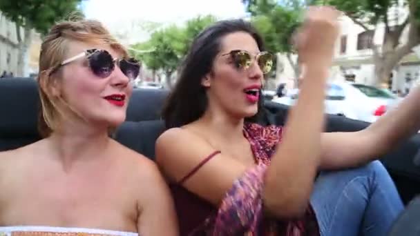 Meisjes rijden in cabriolet — Stockvideo