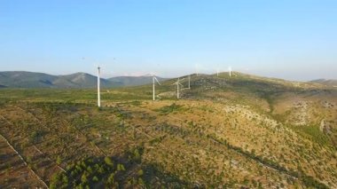  Yeşil güneşli tepelerde Rüzgar türbinleri