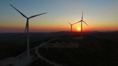 gün batımında sürdürülebilir yel değirmenleri 