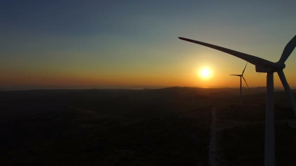 Windmolen messen roterende bij zonsondergang — Stockvideo