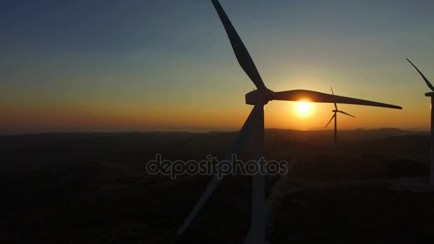 在日落时旋转的风车叶片 — 图库视频影像