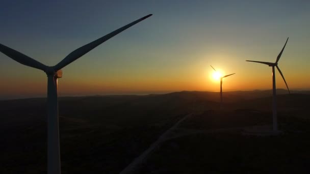 Windmolen messen roterende bij zonsondergang — Stockvideo
