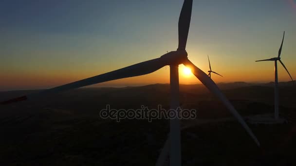 Cuchillas de molino de viento blanco al atardecer — Vídeo de stock