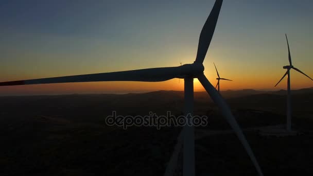 夕暮れ時の風車の羽根の回転 — ストック動画