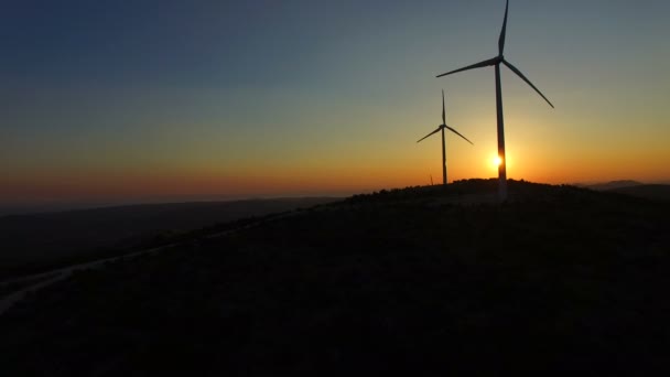 Draaiende windmolen messen bij zonsondergang — Stockvideo