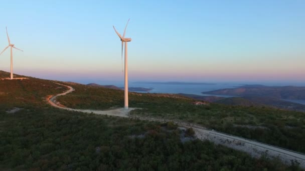 在阳光明媚的山路上的风力涡轮机 — 图库视频影像