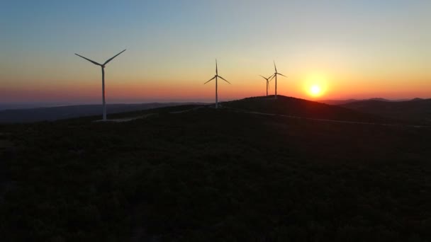 Moinhos de vento no belo pôr do sol colorido — Vídeo de Stock