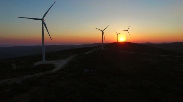 Molinos de viento en hermoso atardecer colorido — Vídeos de Stock