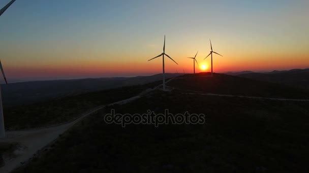 větrné mlýny na krásný barevný západ slunce
