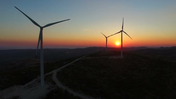 Устойчивые ветряные мельницы на закате — стоковое видео