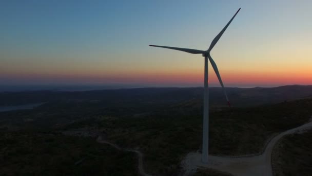Renkli gün batımında büyük windturbine — Stok video