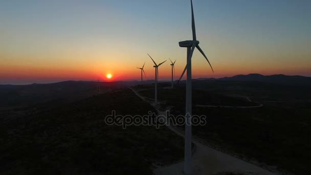 Windmolens met roterende bladen bij zonsondergang — Stockvideo