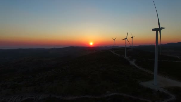 Windmühlen mit rotierenden Schaufeln bei Sonnenuntergang — Stockvideo