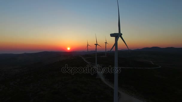 Windmolens met roterende bladen bij zonsondergang — Stockvideo