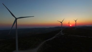 yavaş yavaş dönen yel değirmeni bıçaklar