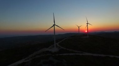 yavaş yavaş dönen yel değirmeni bıçaklar