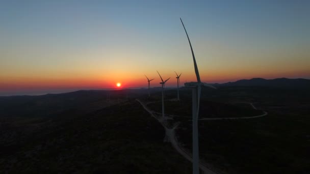 Windmolens met roterende bladen bij zonsondergang — Stockvideo