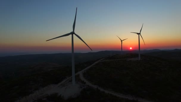 Langzaam draaiende windmolen messen — Stockvideo