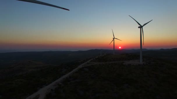 Otáčení větrné turbíny za soumraku — Stock video