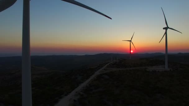 Roterende windturbines in de schemering — Stockvideo