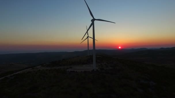 Вращающиеся ветряные турбины в сумерках — стоковое видео