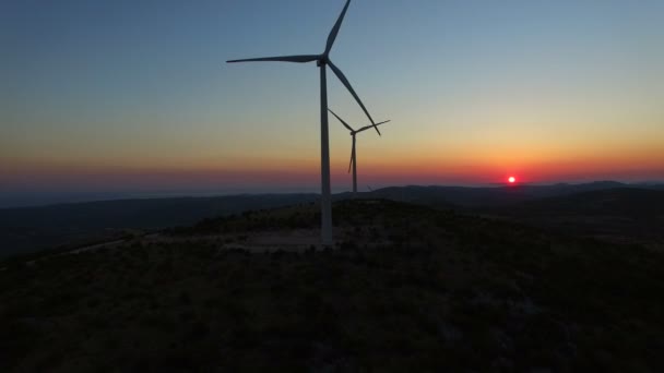 Вращающиеся ветряные турбины в сумерках — стоковое видео