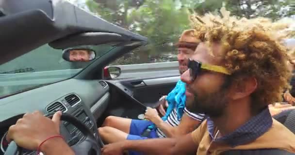 Uomo in sella con amico in cabriolet — Video Stock