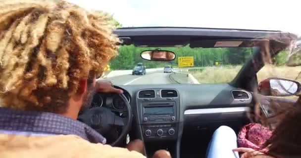 Man met vriend in Cabrio rijden — Stockvideo