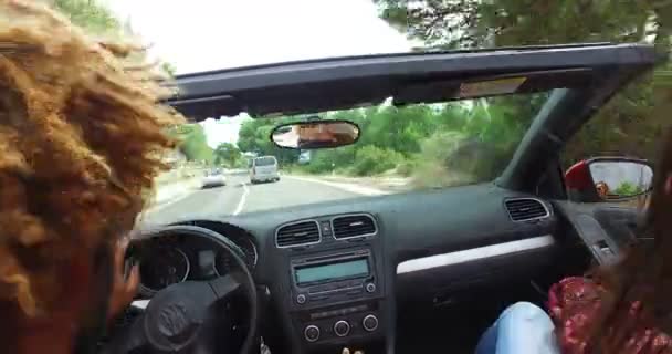 Man met vriend in Cabrio rijden — Stockvideo