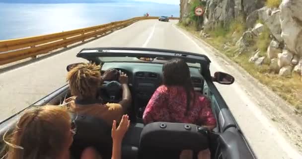 Amigos se divertindo dirigindo no conversível — Vídeo de Stock