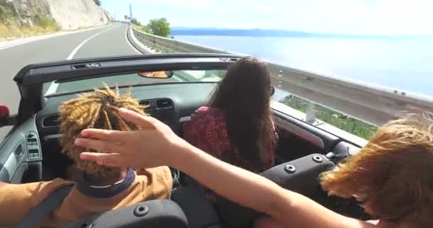 Freunde tanzen im Cabrio — Stockvideo