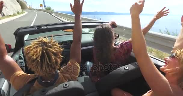 Amis conduisant en décapotable — Video