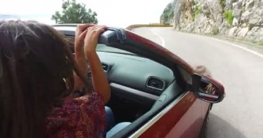 arkadaşlar kırmızı Cabrio sürüş