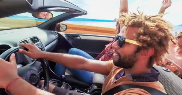 Amigos conduciendo en convertible — Vídeos de Stock